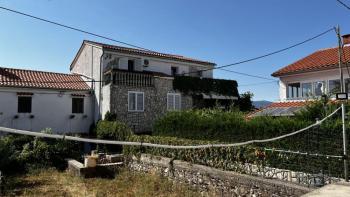 Maison à Šilo, Dobrinj, à 1,5 km de la mer, avec une vue magnifique sur la mer ! 