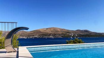 Hervorragende moderne Villa am Wasser mit Infinity-Pool in einer neuen Gemeinde auf Ciovo 