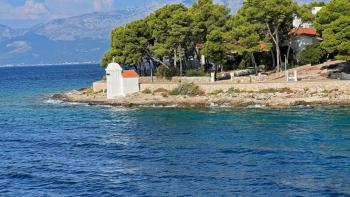 House on ideal location on the first line to the sea on Brac, destined to become a luxury villa 