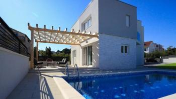 Neu gebaute Villa in Brodarica mit Swimmingpool und Sonnenterrasse, nur 300 Meter vom Meer entfernt 