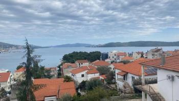 Vorteilhaftes Haus und Grundstück zum Verkauf auf Ciovo, nur 150 Meter vom Meer entfernt 