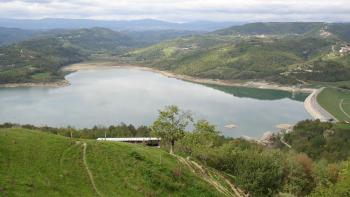 Terrain spacieux de 55 ha dans l'arrière-pays d'Istrie au bord du lac magique 