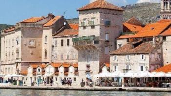 Kamenný dům na prodej ve středověkém Trogiru jen 60 metrů od moře 