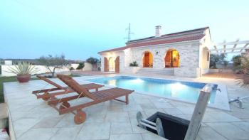 Belle villa en pierre dans le prestigieux Brtonigla sur 3565 m². de terre ! 