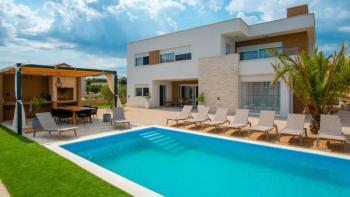 Luxusní moderní vila s bazénem v Mandre na Pagu 