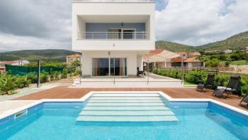 Nouvelle villa sur la péninsule de Ciovo avec piscine et vue sur la mer Adriatique 