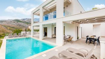 Elegantní moderní vila v Zrnovici u Splitu na 3700 m2. ze země 