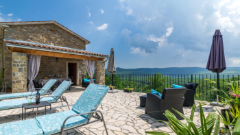 Zwei Steinhäuser mit Swimmingpool in Oprtalj mit Blick auf Motovun 