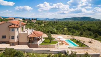 Charmante villa à 800 mètres de la mer dans la région de Sibenik 