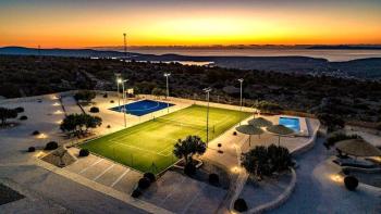 Magnifique hacienda sur l'île de Brac sur 1 hectare de terrain, avec court de tennis, terrain de basket, terrain de foot, mini golf, 