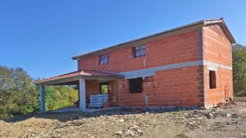 Villa with a spacious garden of 3200 sq.m. under construction in Cerovlje valley 