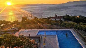 Appart-hôtel de 5 appartements avec vue dégagée sur la mer à Sveti Juraj, Senj 