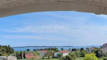 Apart-Haus mit 5 Wohnungen und mit Meerblick in Fažana 