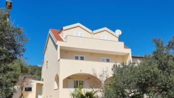 Three story villa with swimming pool, garden and auxiliary object in Starigrad, Hvar island 