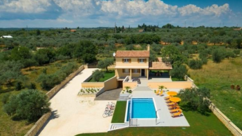 Villa in der Gegend von Fažana mit Pool und viel Grün, auf 2300 qm. Grundstück 