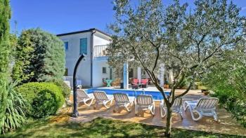 Apart-hotel with swimming pool 300 meters from the beach in Umag area 