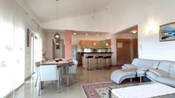 Penthouse  of 120 m2, sea view, jacuzzi, garden, parking, furnished - in Pjescana Uvala 