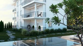 Eine große Wohnung mit Terrasse in einem neuen Gebäude authentischer Architektur mit Swimmingpool in Meeresnähe und Opatija in Icici 
