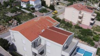 House with 9 apartments in Cesarica, Karlobag 150 meters from the sea 