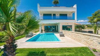 Luxury contemporary villa 2nd row to the sea in Zadar area 