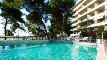 Außergewöhnliche Wohnung in einem 5-Sterne-Komplex direkt am Meer mit Swimmingpool in der Nähe von Split 