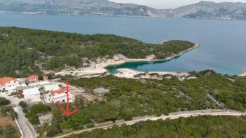 Městský pozemek na prodej v Povlja, ostrov Brač, pouhých 200 metrů od moře 