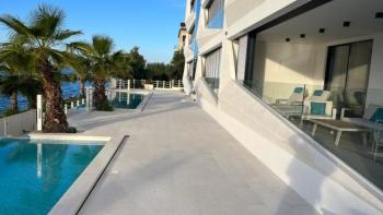 Luxurious apartment first row to the sea near Zadar, in the residence with swimming pool facing the sea 