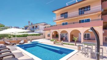 Appartement de trois chambres avec piscine à Novi Vinodolski, avec vue sur la mer 