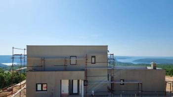 Недвижимость с современным характером и панорамным видом на море в районе Рабац 