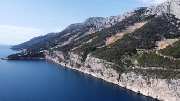 Grundstück von mehr als 4 Hektar in fantastischer Lage direkt am Wasser auf der Insel Hvar 