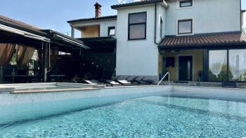 Villa in Umag mit Schwimmbad, 5 km vom Meer entfernt 