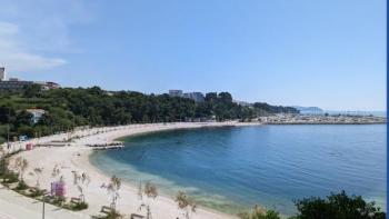 Magnifique propriété sur la 1ère ligne de la mer en face de la belle plage, banlieue de Split 