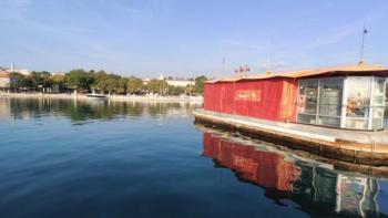 Entreprise de stations-service de pontons sur la côte de la mer Adriatique 
