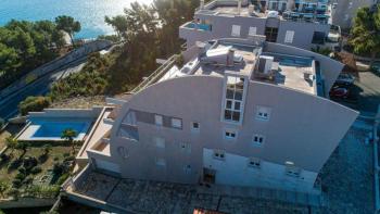 Perfekte Wohnung in erster Meereslinie in Podstrana – einem exklusiven Vorort von Split 