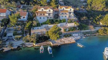 Opportunité exceptionnelle en 1ère ligne sur l'île de Brac avec plusieurs places d'amarrage privées devant les villas 