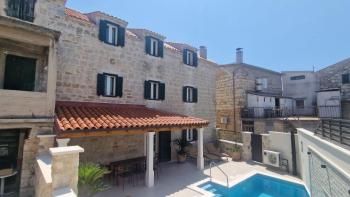 Magnificent villa in Kastel Sucurac only 50 meters from the sea 