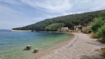 Bâtiment unique + terrain agricole sur l'île de Hvar, à 20 mètres de la plage 