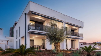 Luxusní apartmánový dům se 4 apartmány ve Sveti Filip i Jakov, oblast Zadar 