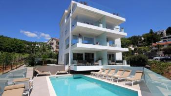 Luxusní rezidence v Ičići 100 metrů od moře nabízí několik apartmánů na prodej 
