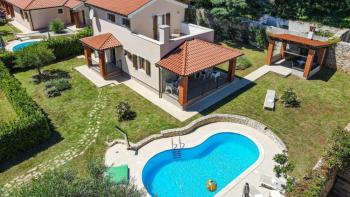 Komplex aus drei freistehenden Villen mit Swimmingpool und Garten in der Nähe von Poreč 