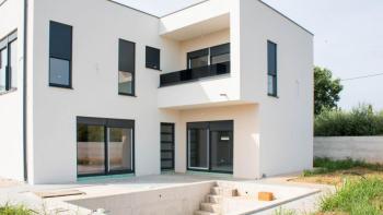 Wonderful modern semi-detached house with pool near the sea and luxury yachting marina 