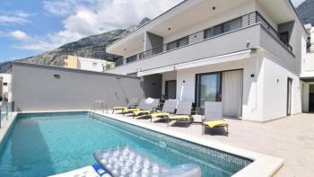 New semi-detached villa in Makarska with swimming pool 
