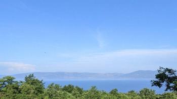 Grand terrain urbain avec permis de construire et vue sur la mer dans la région de Rabac 