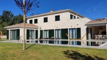 Eine wunderschöne neue Steinvilla mit Meerblick in der Gegend von Porec in der neuen Toskana 