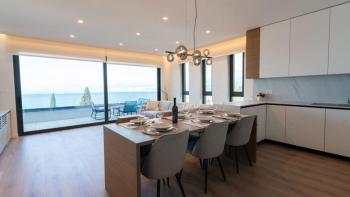 Appartement meublé de luxe lumineux dans le centre d'Opatija avec piscine, à 200 mètres de Lungomare, garage, vue mer 