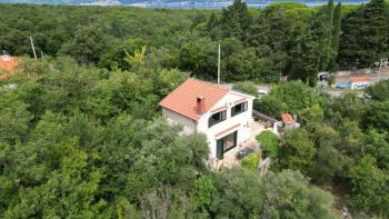 Maison dans la verdure à Dobrinj, île de Krk 