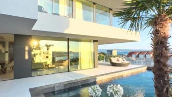 Luxusvilla kiváló helyen, Split közelében, tengerre néző kilátással 