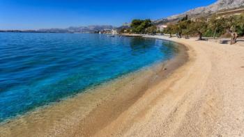 Pozemek s velkým potenciálem jen 120 metrů od moře v Kašteli, blízko Splitu 