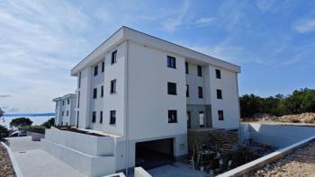 Apartman egy új épületben Kostrenában, kiváló helyen, mindössze 100 méterre a tengertől! 