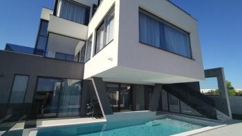 Atemberaubende neue moderne Villa in Medulin, 150 Meter vom Meer entfernt 